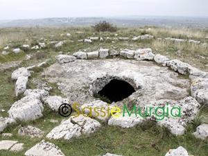 sei-su-immagine-raffigurante-tomba-ipogeo-nel-villaggio-neolitico-di-murgia-timone