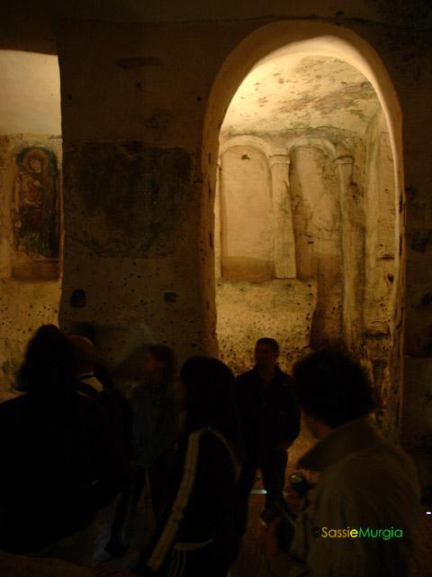 sei-su-immagine-raffigurante-alcuni-Escursionisti-in-visita-alla-cripta-di-Santa-Lucia-alle-Malve-nel-sasso-caveoso