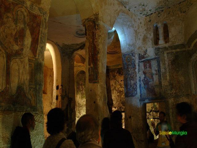 sei-su-immagine-raffigurante-un-gruppo-di-escursionisti-in-visita-alla-Cripta-di-Santa-Lucia-alle-Malve-interamente-scavata-nella-roccia-calcarea
