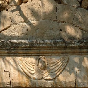 sei-su-immagine-raffigurante-un-angelo-scolpito-a-rilievo-sull-architrave-della-chiesa-rupestre-della-madonna-di-monteverde