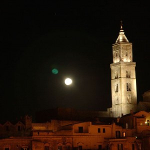 sei-su-immagine-raffigurante-la-cattedrale-di-matera-rischiarata-dalla-luce-della-luna-piena