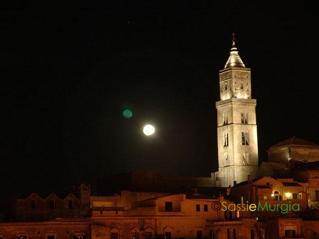 sei-su-immagine-raffigurante-la-cattedrale-di-matera-rischiarata-dalla-luce-della-luna-piena