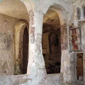 sei-su-immagine-raffigurante-la-navata-destra-della-chiesa-rupestre-di-santa-lucia-alle-malve
