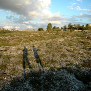 sei-su-immagine-raffigurante-due-visitatori-che-osservano-le-tombe-del-villaggio-neolitico-trincerato-di-murgecchia
