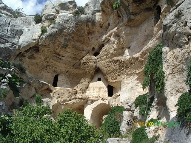 sei-su-immagine-raffigurante-la-chiesa-rupestre-di-san-nicola-all-ofra-scavata-nella-roccia-calcarea-giallastra