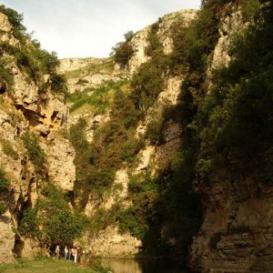 sei-su-immagine-raffigurante-escursionisti-in-visita-al-laghetto-naturale-detto-iurio-incassato-tra-le-gole-della-gravina