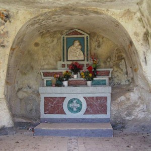 sei-su-immagine-raffigurante-l-altare-della-chiesa-rupestre-di-Madonna-delle-Vergini