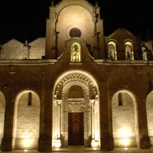 sei-su-immagine-raffigurante-veduta-notturna-della-facciata-della-chiesa-di-San-Giovanni-Battista