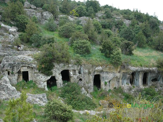 sei-su-immagine-raffigurante-alcune-case-grotta-contigue-del-villaggio-rupestre-detto-saraceno