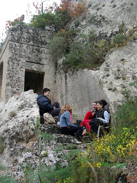 sei-su-immagine-raffigurante-escursionisti-in-pausa-chiacchierano-presso-la-chiesa-rupestre-di-cristo-la-selva