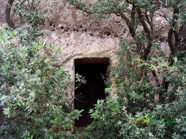 sei-su-immagine-raffigurante-l-ingresso-della-cripta-della-scaletta-in-mezzo-ad-una-vegetazione-lussureggiante