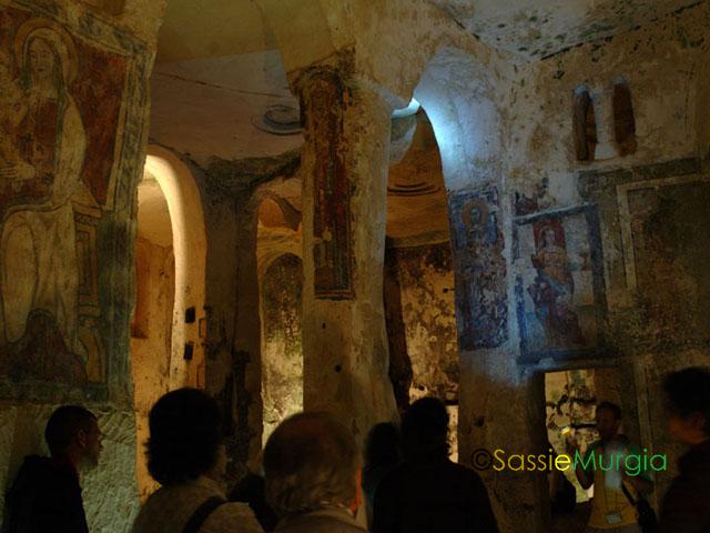 sei-su-immagine-raffigurante-una-visita-alla-cripta-di-santa-lucia-alle-malve