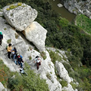 sei-su-immagine-raffigurante-un-gruppo-di-escursionisti-che-scendono-sul-fondo-della-gravina-per-attraversare-il-torrente