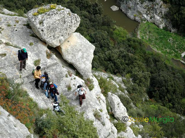 sei-su-immagine-raffigurante-un-gruppo-di-escursionisti-che-scendono-sul-fondo-della-gravina-per-attraversare-il-torrente