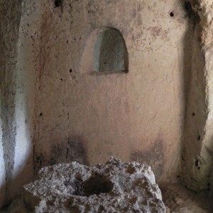 sei-su-immagine-raffigurante-l-altare-di-una-cripta-rupestre-nella-gravina-di-picciano