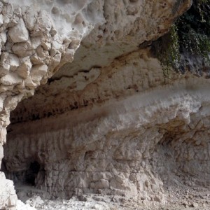 sei-su-immagine-raffigurante-sedimenti-calcarei-in-una-grotta-della-gravina-di-picciano