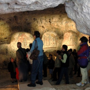 sei-su-immagine-raffigurante-un-gruppo-di-escursionisti-in-visita-alla-cripta-del-peccato-originale