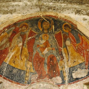 sei-su-immagine-raffigurante-la-madonna-in-trono-tra-gli-arcangeli-nell-abside-della-chiesa-rupestre-della-madonna-delle-croci