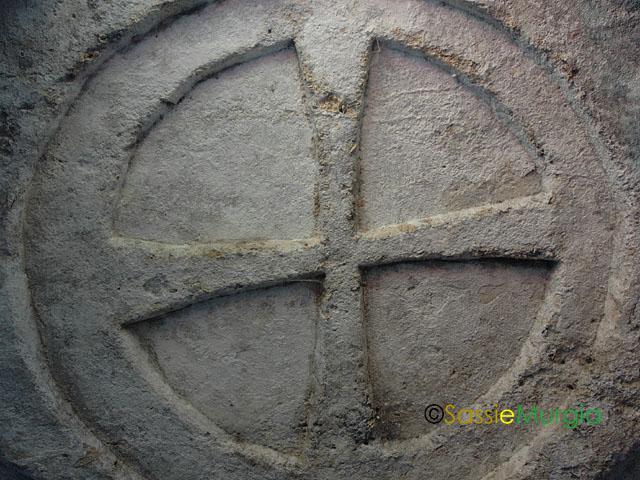 sei-su-immagine-raffigurante-Croce-scolpita-a-rilievo-nella-chiesa-rupestre-Madonna-delle-Croci
