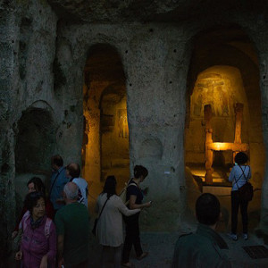 sei-su-immagine-raffigurante-la-visita-notturna-alla-chiesa-rupestre-di-San-Nicola-dei-Greci