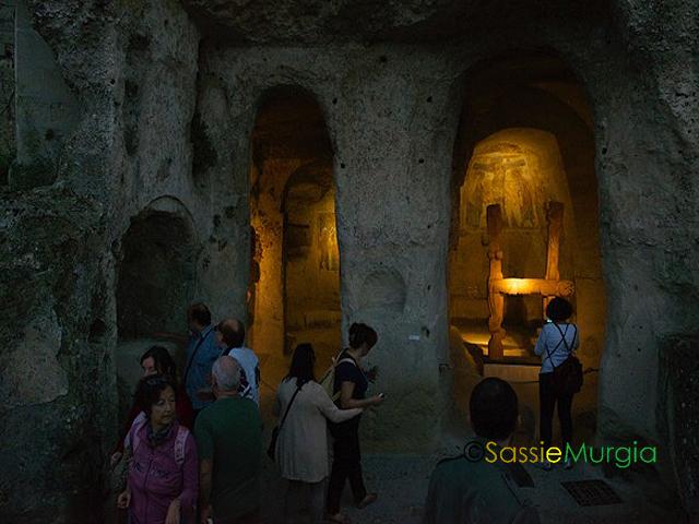 sei-su-immagine-raffigurante-la-visita-notturna-alla-chiesa-rupestre-di-San-Nicola-dei-Greci