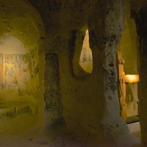 sei-su-immagine-raffigurante-veduta-dell-interno-affrescato-della-chiesa-rupestre-di-San-Nicola-dei-Greci