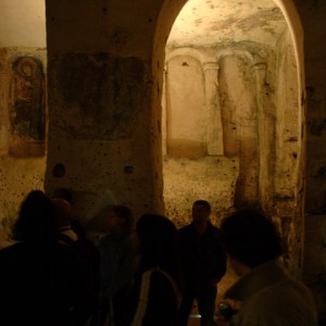 sei-su-immagine-raffigurante-alcuni-Escursionisti-in-visita-alla-cripta-di-Santa-Lucia-alle-Malve-nel-sasso-caveoso