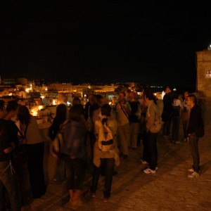 sei-su-immagine-raffigurante-un-gruppo-di-escursionisti-osservano il-sasso-barisano-da-piazza-duomo