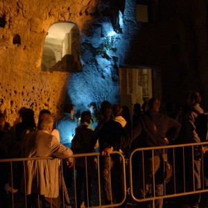 sei-su-immagine-raffigurante-un-gruppo-di-visitatori-in-fila-per-entrare-in-chiesa-rupestre