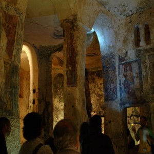 sei-su-immagine-raffigurante-un-gruppo-di-escursionisti-in-visita-alla-Cripta-di-Santa-Lucia-alle-Malve-interamente-scavata-nella-roccia-calcarea