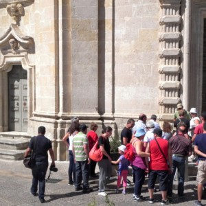 sei-su-immagine-raffigurante-il-gruppo-In-visita-alla-Chiesa-del-Purgatorio