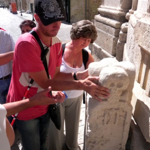 sei-su-immagine-raffigurante-due-ciechi-che-toccano-una-scultura-ai-piedi-del-portale-della-chiesa-del-purgatorio