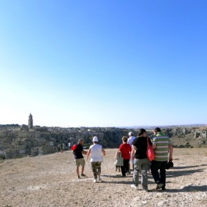 sei-su-immagine-raffigurante-il-gruppo-in-cammino-verso-il-Belvedere-di-murgia-timone