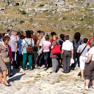 sei-su-immagine-raffigurante-il-gruppo-sosta-sul-cimitero-barbarico-di-santa-lucia-alle-malve-di-fronte-alle-rupi-della-gravina-di-matera