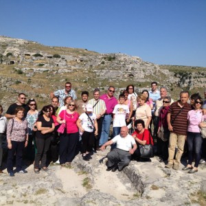 sei-su-immagine-raffigurante-il-gruppo-mentre-posa-per-una-foto-ricordo-nei-sassi-di-matera