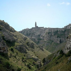 sei-su-immagine-raffigurante-veduta-panoramica-della-Gravina-di-Matera-e-sullo-sfondo-i-Sassi