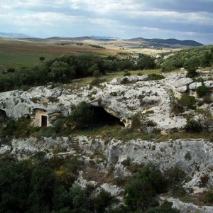 sei-su-immagine-raffigurante-l-insediamento-rupestre-della-madonna-della-loe-lungo-il-vallone-omonimo