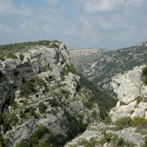 sei-su-immagine-raffigurante-veduta-delle-grotte-di-cozzica-scavate-nel-fianco-del-canyon-detto-gravina-di-materasasso-barisano-e-cattedrale-di-matera