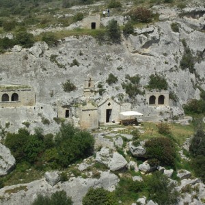 sei-su-immagine-raffigurante-la-suggestiva-chiesa-rupestre-di-Cristo-La-Selva-a-picco-sul-torrente-gravina-di-matera