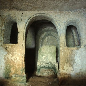 sei-su-immagine-raffigurante-iconostasi-e-altare-della-chiesa-rupestre-di-santa-maria-al-visciolo-anche-detta-di-san-luca