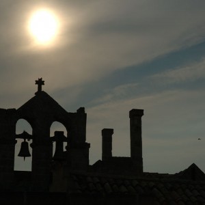 sei-su-immagine-raffigurante-campanile-in-controluce