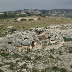 sei-su-immagine-raffigurante-il-villaggio-rupestre-di-san-nicola-all-ofra-interamente-scavato-lungo-il-bordo-del-canyon-chiamato-gravina-di-matera