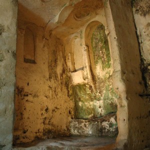 Sei-su-immagine-raffigurante-interno-della-chiesa-rupestre-di-santa-lucia-alle-malve-in-evidenza-archi-e-falsa-cupola-scavati-nella-roccia