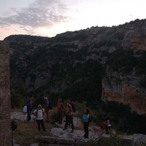 sei-su-immagine-raffigurante-un-gruppo-di-escursionisti-si-godono-i-primi-bagliori-dell-alba-nel-cuore-del-Parco-della-murgia-materana