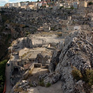 sei-su-immagine-raffigurante-il-sasso-caveoso-e-via-casalnuovo-a-picco-sul-torrente-gravina