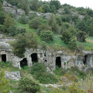 sei-su-immagine-raffigurante-alcune-case-grotta-contigue-del-villaggio-rupestre-detto-saraceno