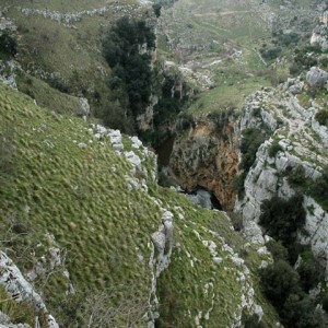 sei-su-immagine-raffigurante-i-ripidi-pendii-erbosi-della-gravina-di-matera