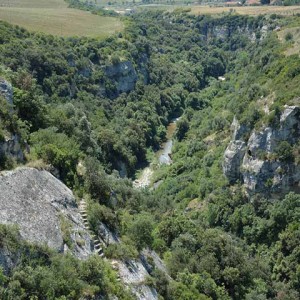 sei-su-immagine-raffigurante-la-scalinata-scavata-nella-roccia-che-conduce-alla-cripta-di-sant-andrea