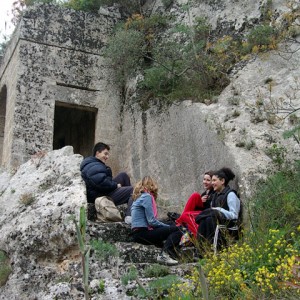 sei-su-immagine-raffigurante-escursionisti-in-pausa-chiacchierano-presso-la-chiesa-rupestre-di-cristo-la-selva