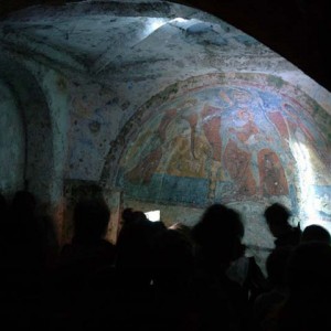 sei-su-immagine-raffigurante-alcuni-escursionisti-in-visita-alla-Madonna-delle-croci